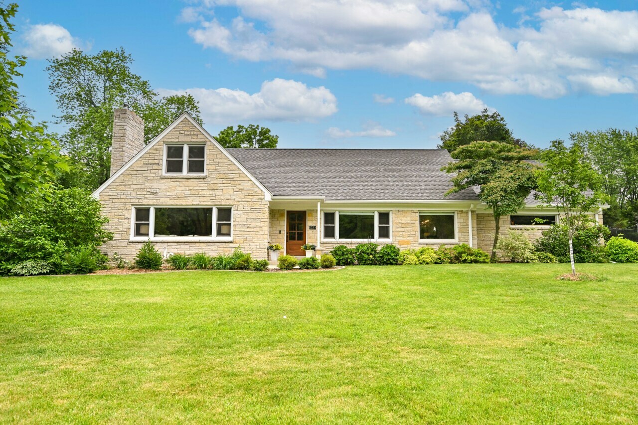 12515 Elmhurst Pkwy  Elm Grove WI 53122 photo