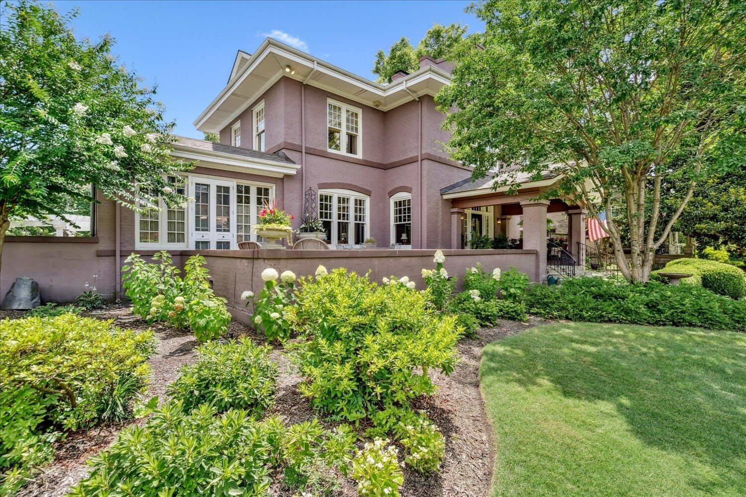 Property Photo: 1839 Overton Park Ave TN 38112