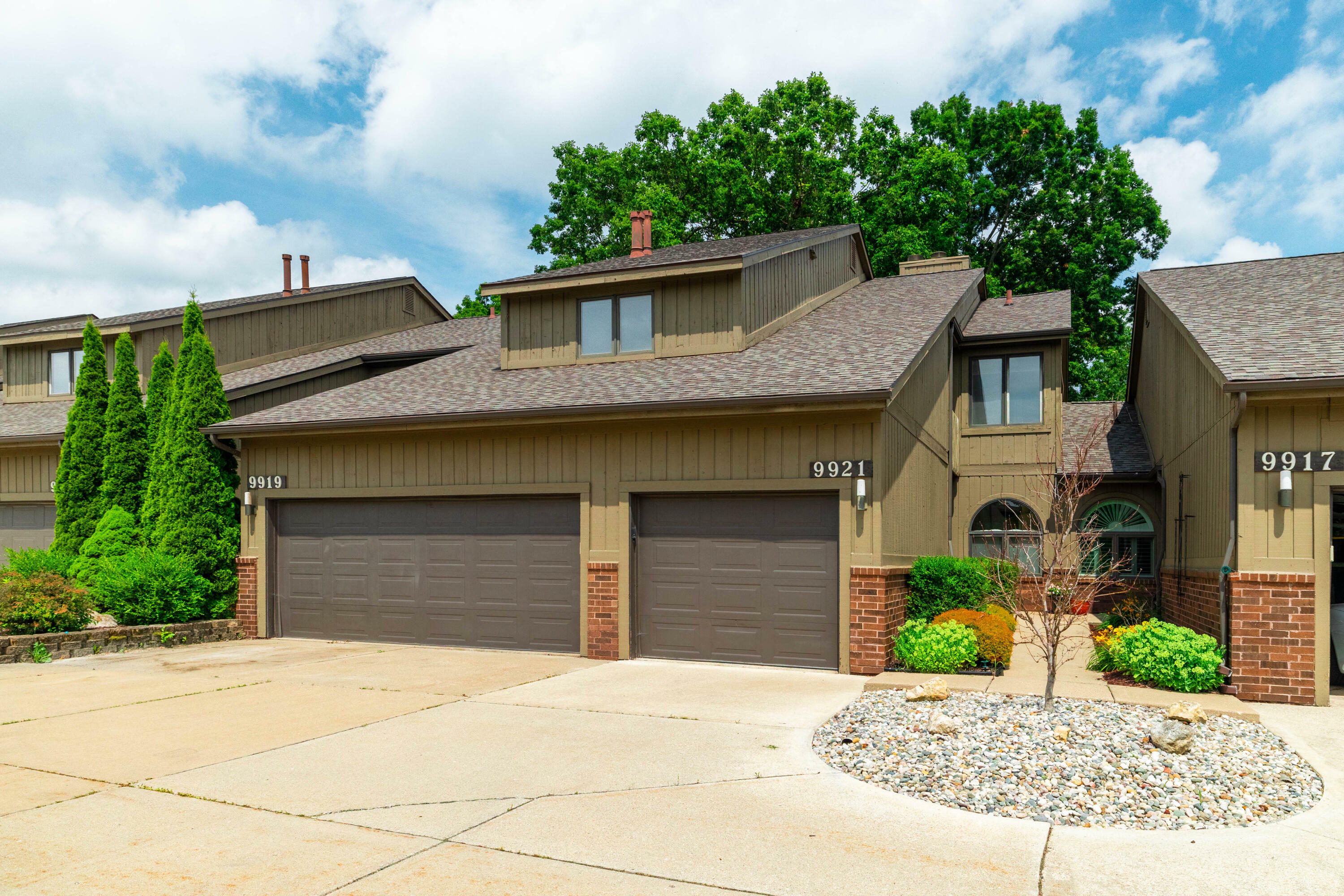 Property Photo: 9919 Hawthorne Glen Drive MI 48138