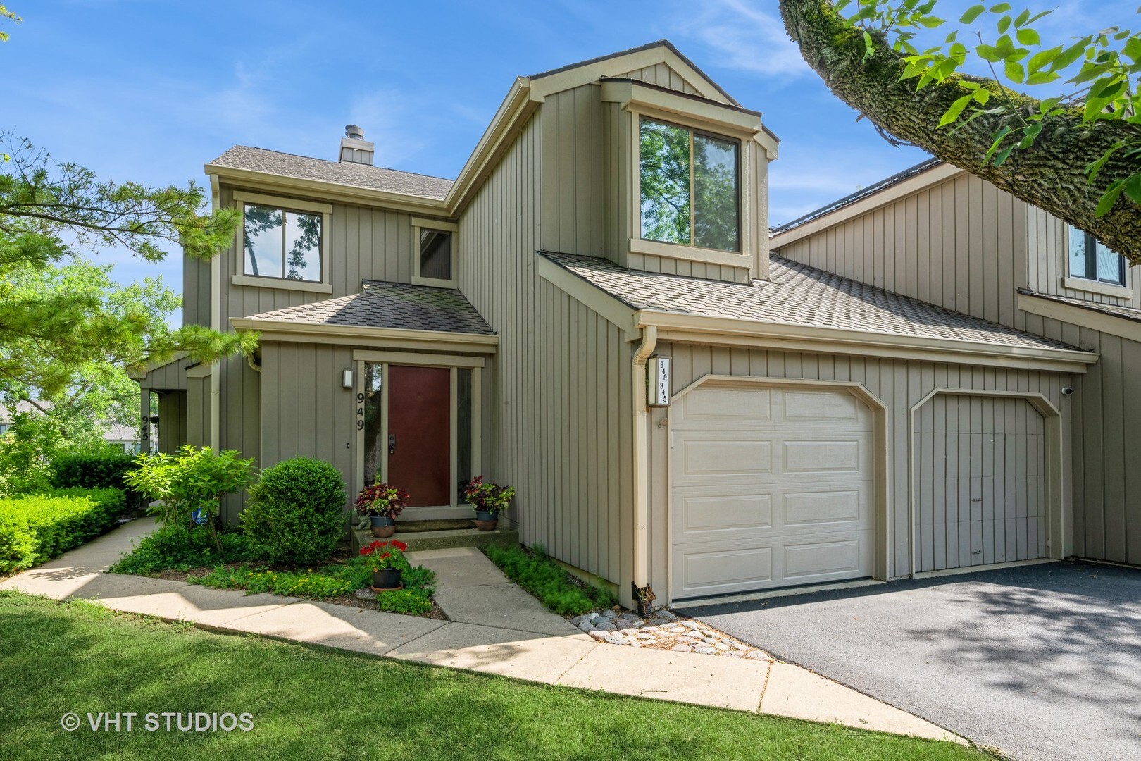 Property Photo: 949 Fairway Circle 949 IL 60010