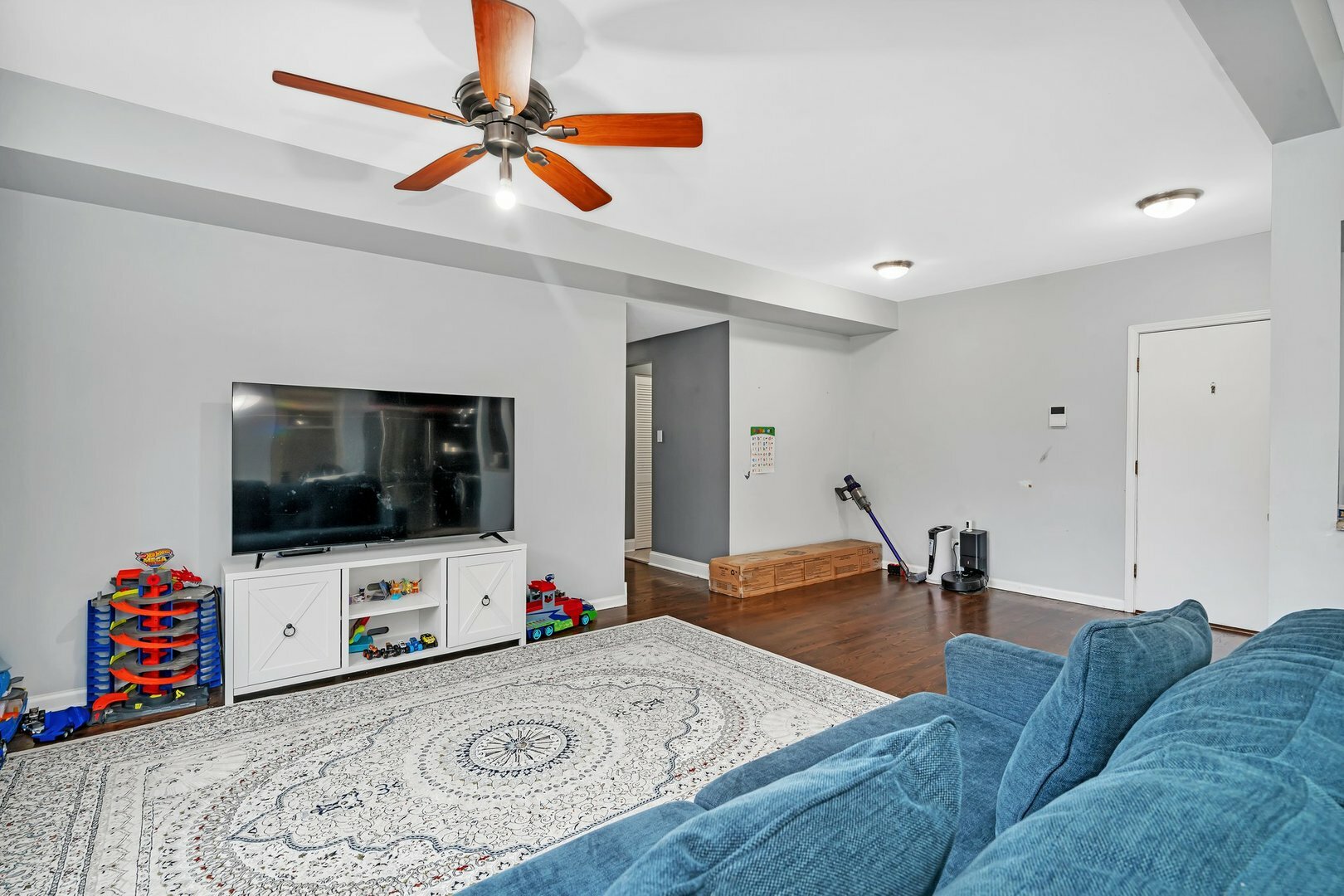 Property Photo: 1410 W Sunnyside Avenue 1S IL 60640
