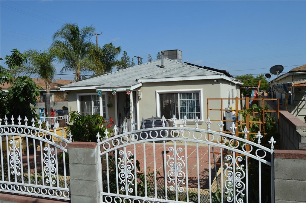 Property Photo: 13104 Hoyt Street CA 91331
