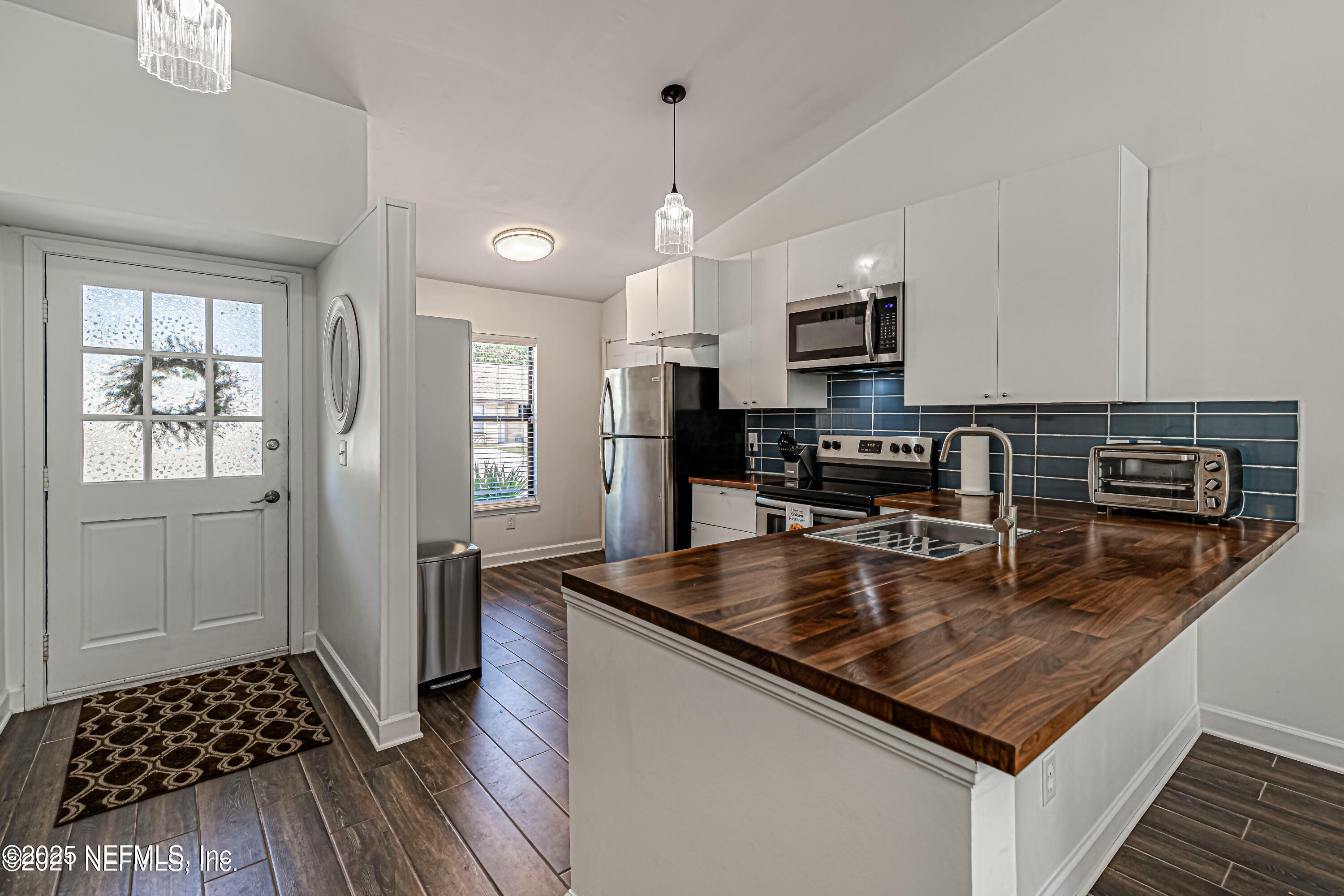 Property Photo: 11427 N Malibu Way FL 32223