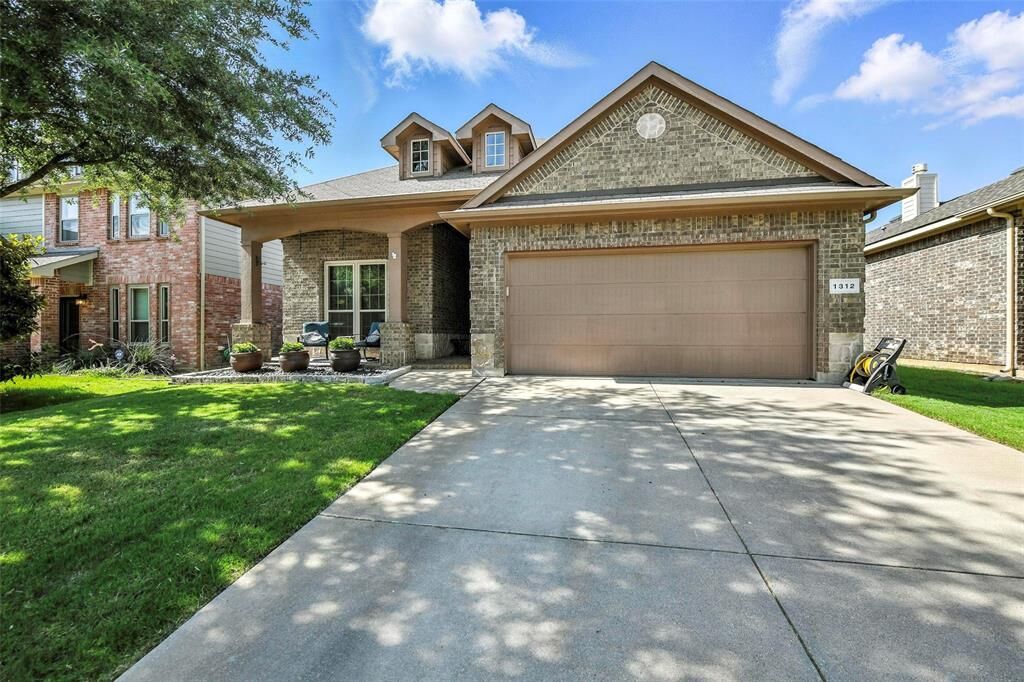 Property Photo: 1312 Castlegar Lane TX 76247