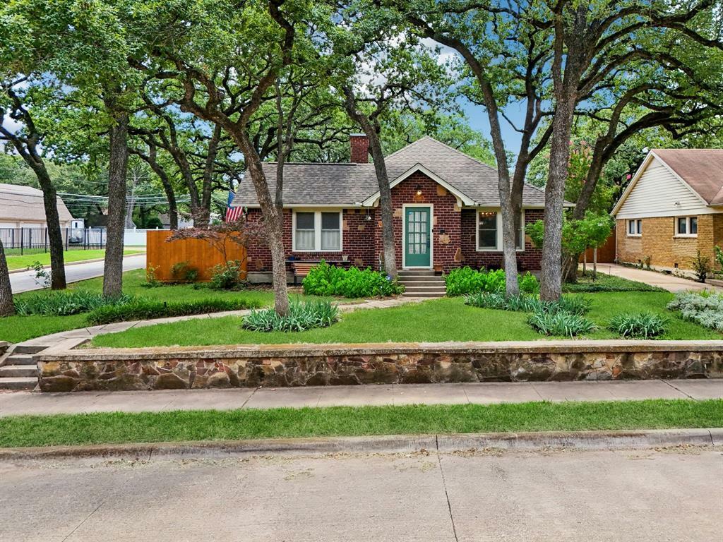 2220 Honeysuckle Avenue  Fort Worth TX 76111 photo