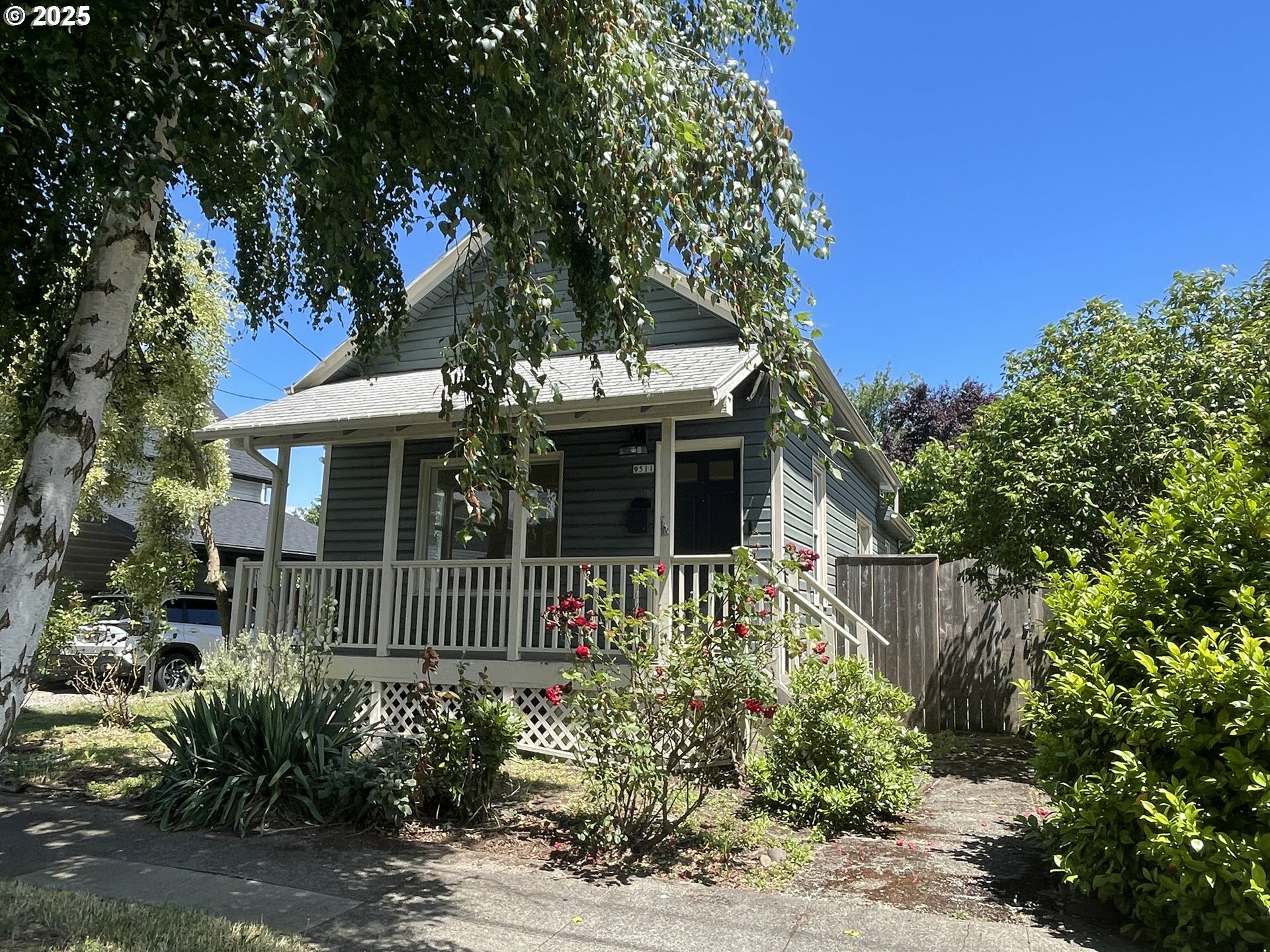 Property Photo: 9511 N Ivanhoe St OR 97203