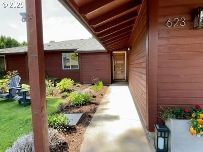Property Photo:  623 SE 35th Ave  OR 97123 