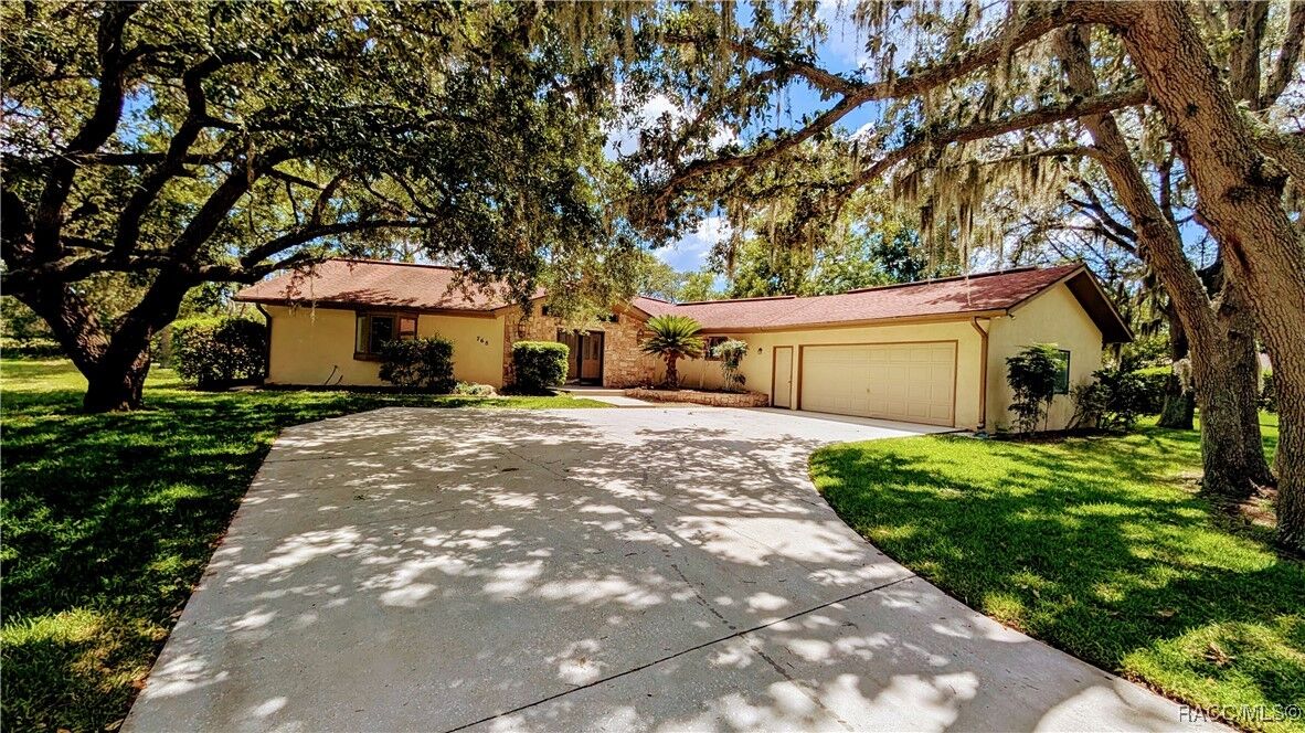 Property Photo: 768 E Jenkins Court FL 34442