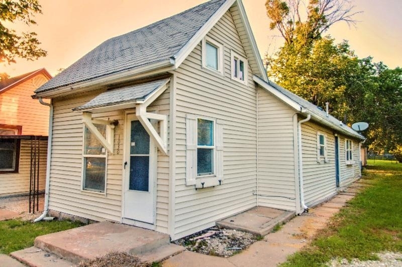 Property Photo: 1030 E 6th St KS 67114