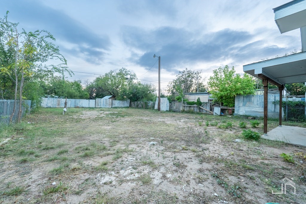 Property Photo:  23 E Ave I  TX 76903 