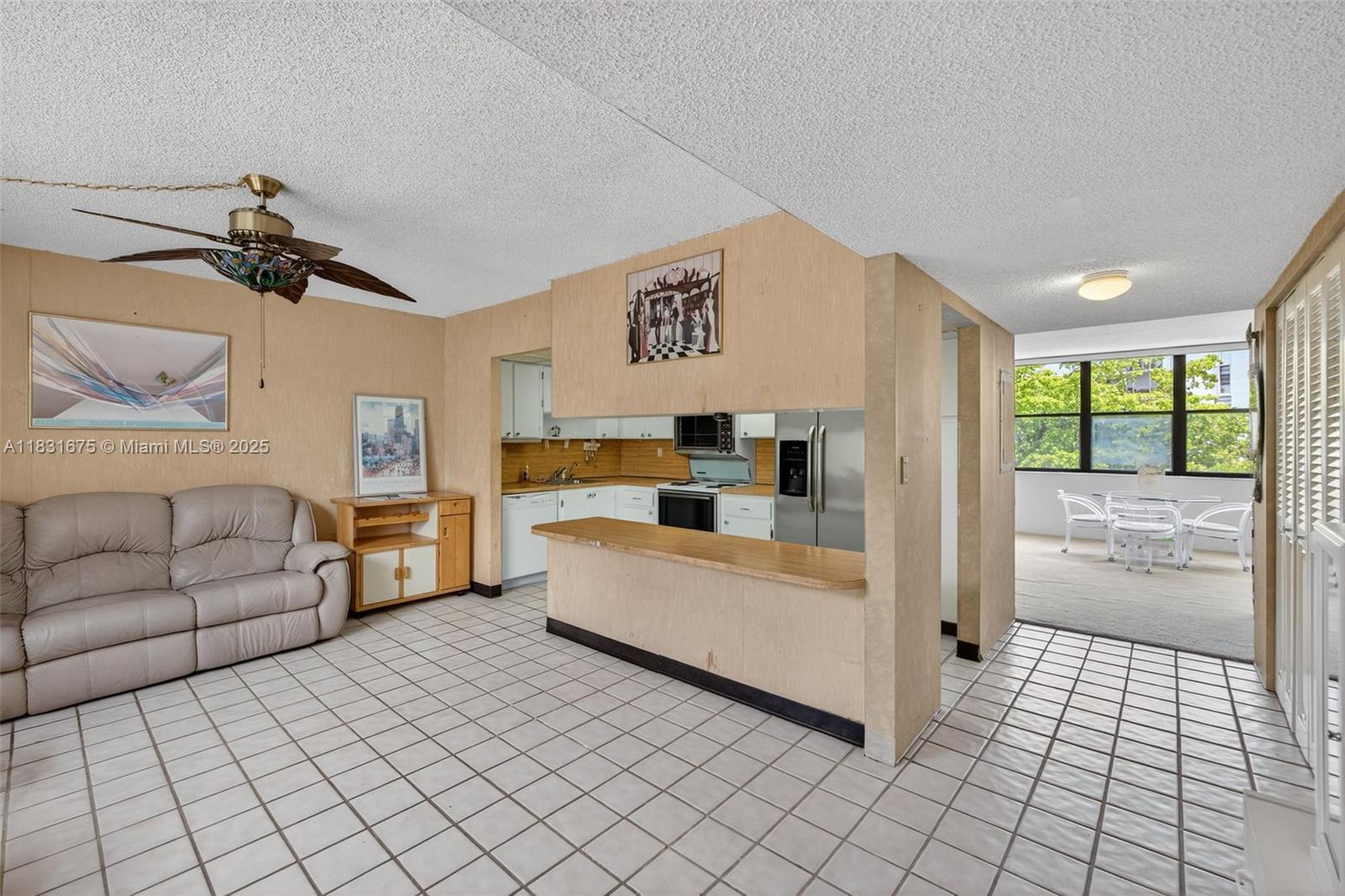 Property Photo: 20381 NE 30th Ave 410-7 FL 33180