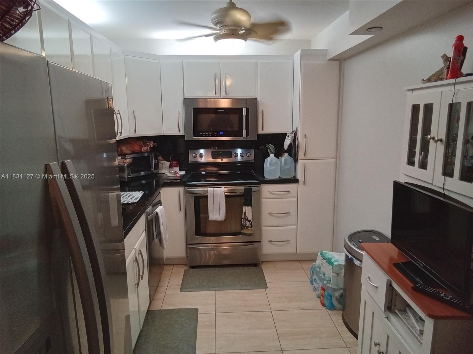 Property Photo: 1300 Saint Charles Pl 508 FL 33026