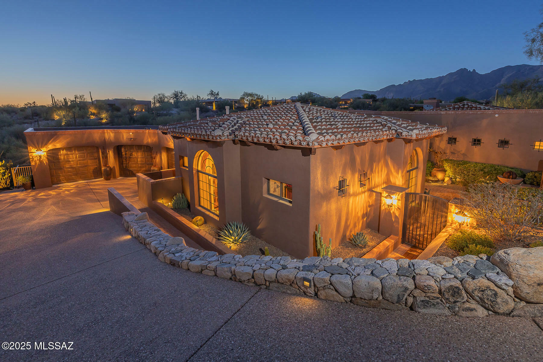 Property Photo: 4844 N Ave De Castilla AZ 85718