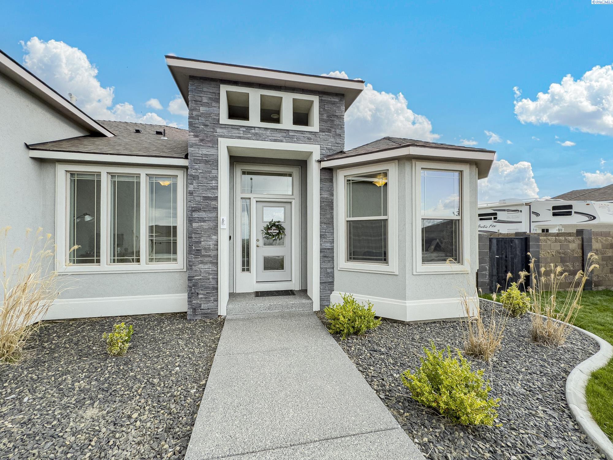 Property Photo: 584 Thebes St WA 99353