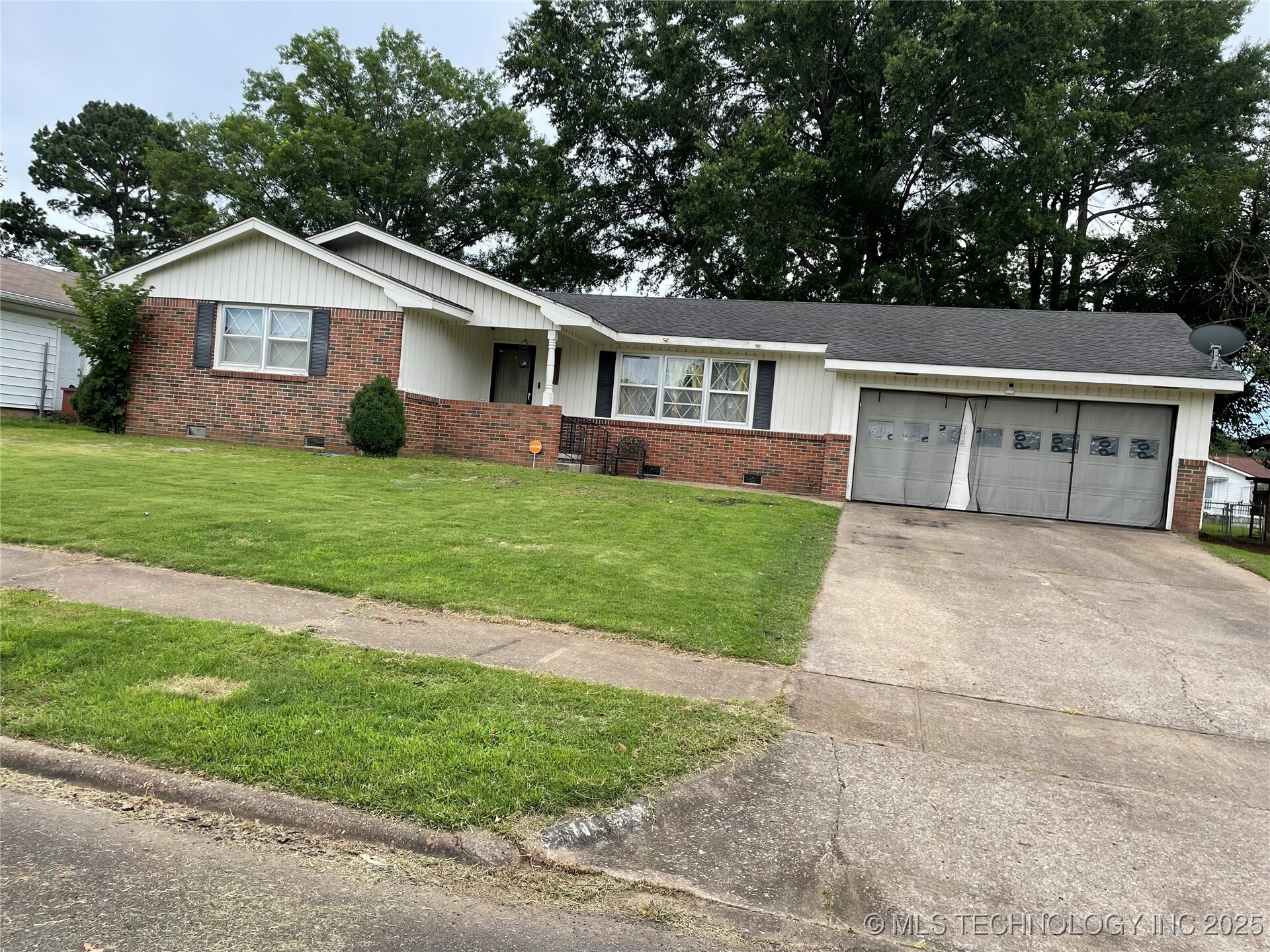 Property Photo: 2509 Canterbury Ave OK 74403