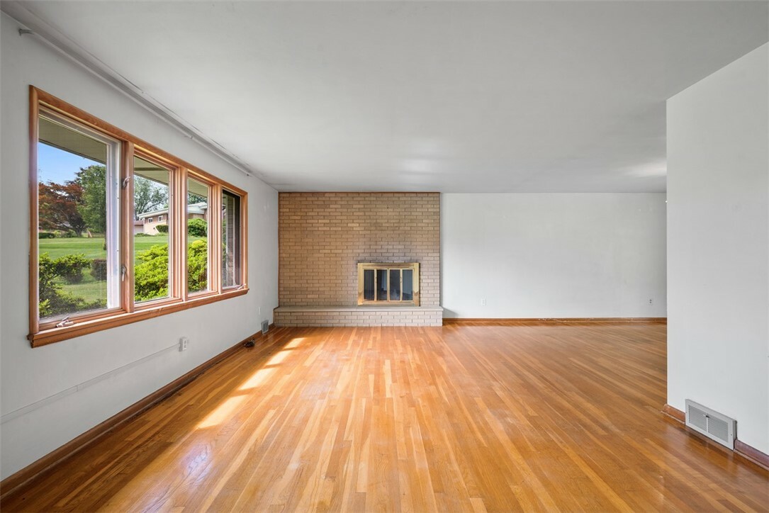 Property Photo:  113 Claridge Dr  PA 15108 