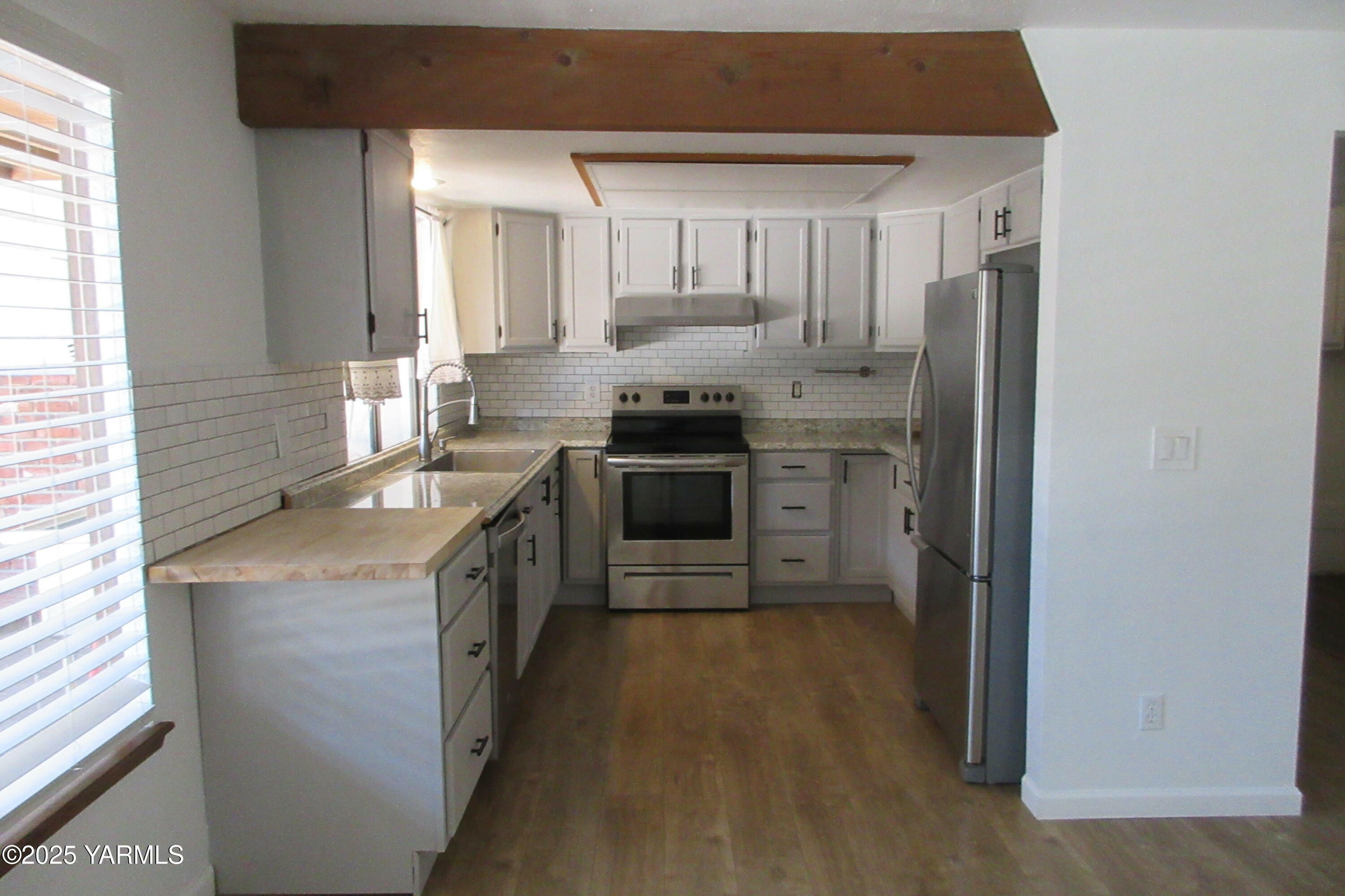 Property Photo:  1115 S 34th Ave  WA 98902 