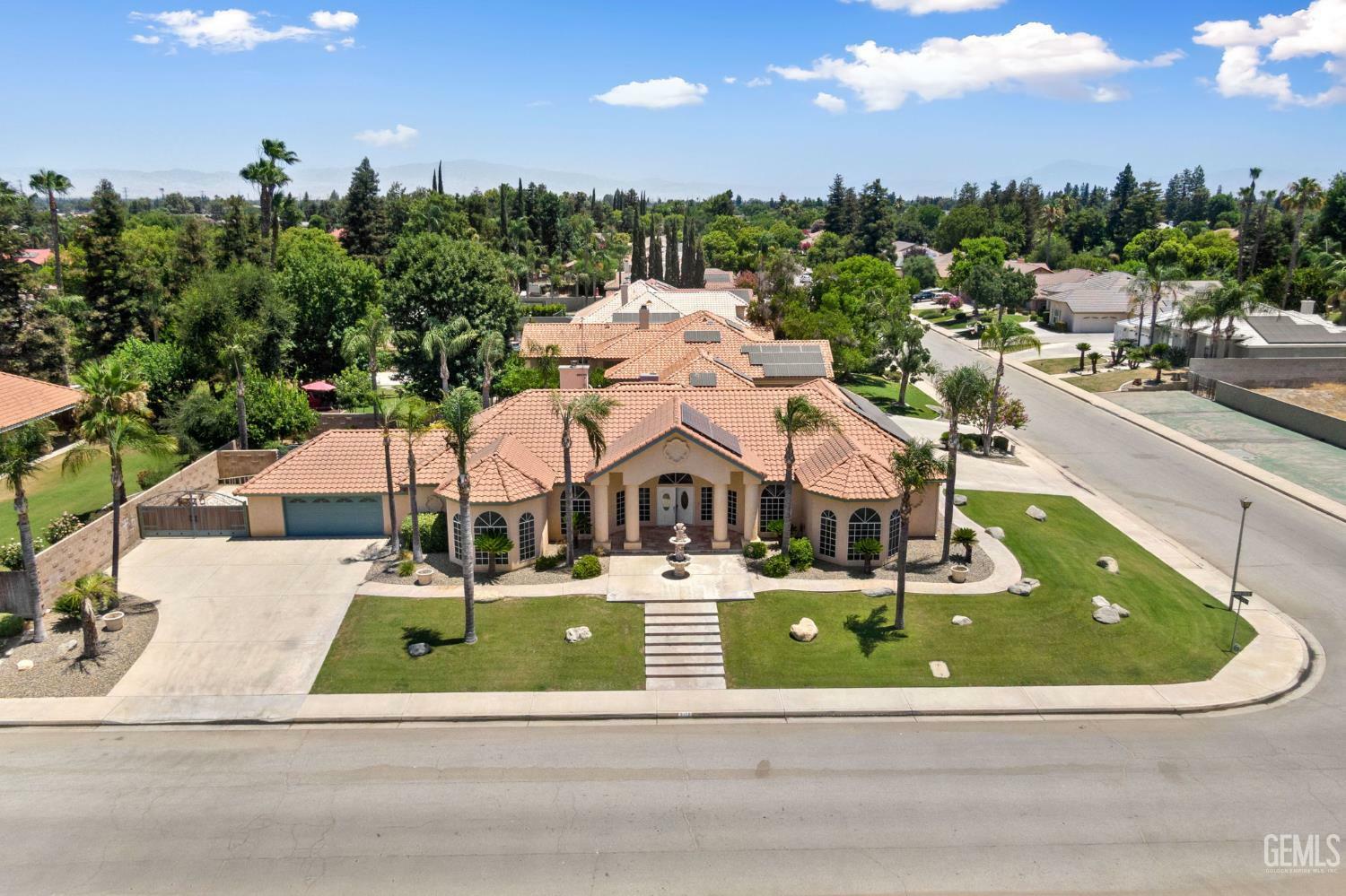 Property Photo: 2112 Branch Creek Street CA 93312