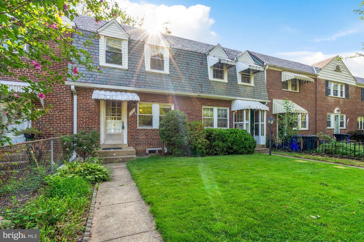 Property Photo:  1055 N Nelson Street  VA 22201 