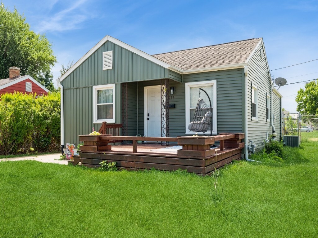 927 O Avenue NW  Cedar Rapids IA 52405 photo