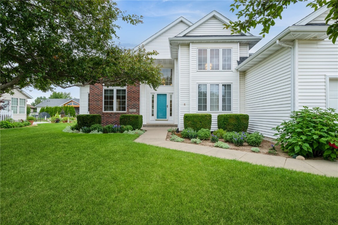 Property Photo: 2500 Creekside Dr IA 52233