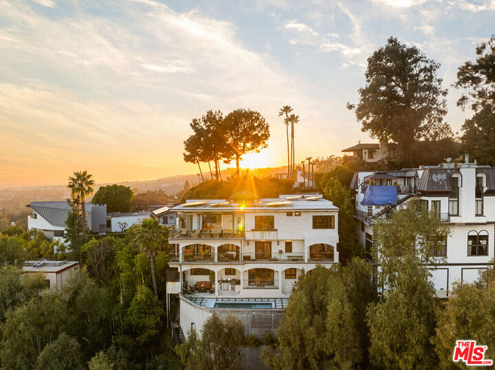 Property Photo:  1380 Summitridge Pl  CA 90210 
