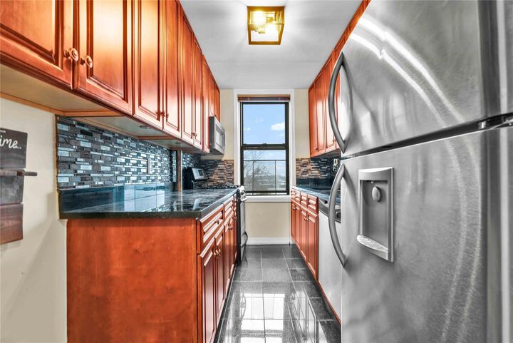 Property Photo:  21-58 35 Street 5D  NY 11105 