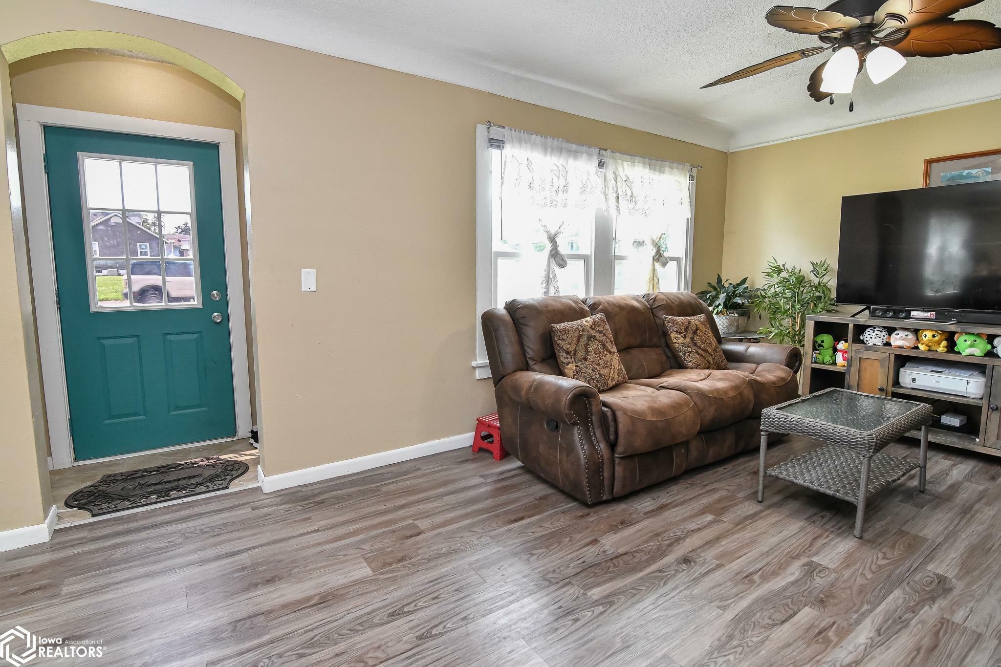 Property Photo: 1016 E Anson Street IA 50158