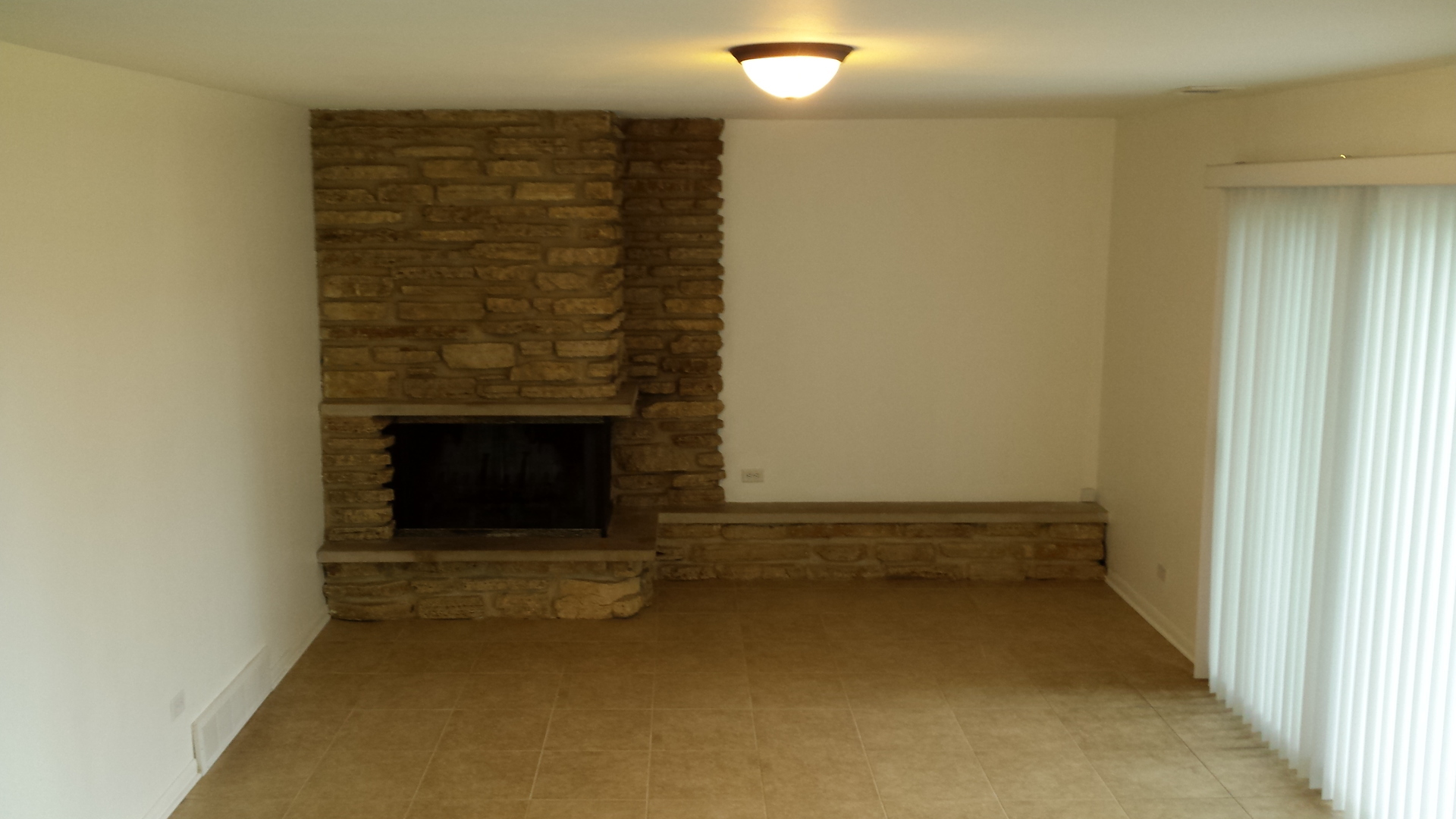 Property Photo: 1415 E Rosehill Drive IL 60004