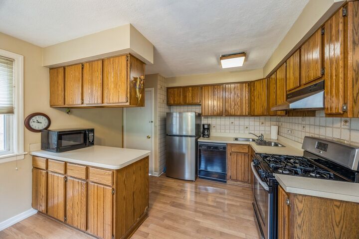Property Photo: 1900 Belleview Avenue IL 60154