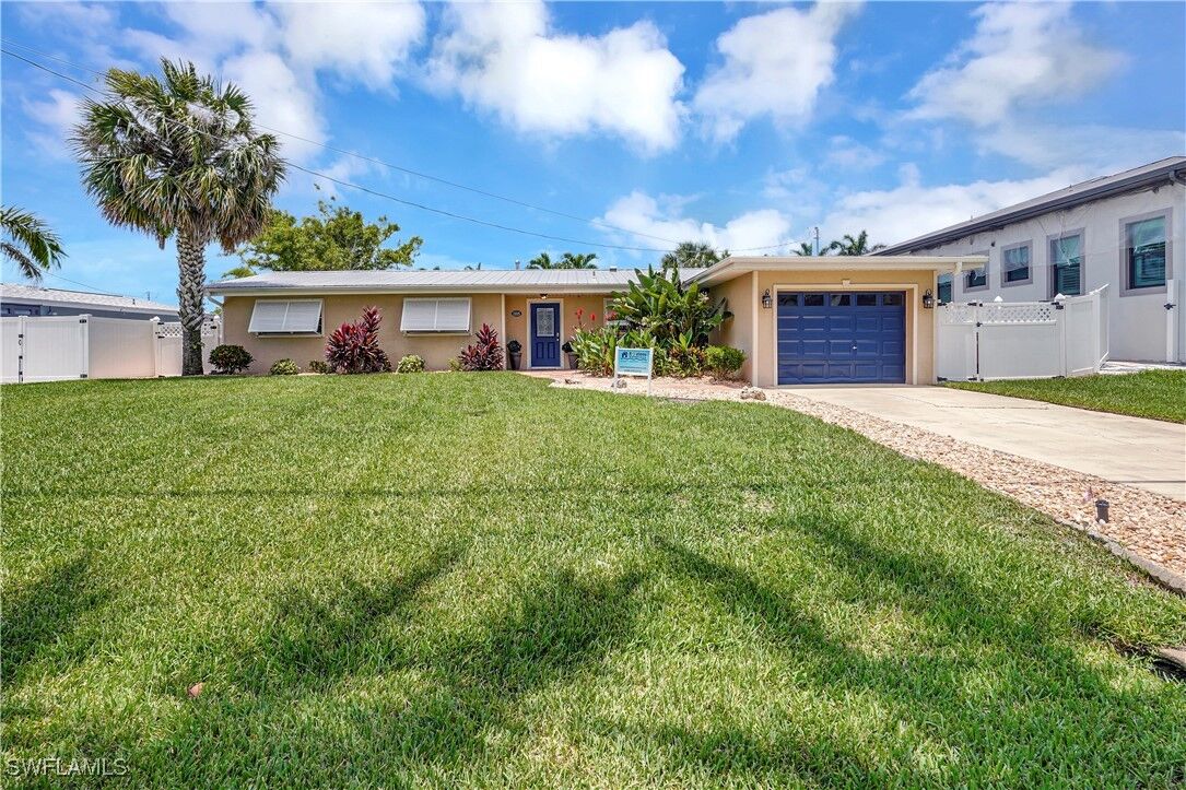 Property Photo:  1105 Lenox Court  FL 33904 