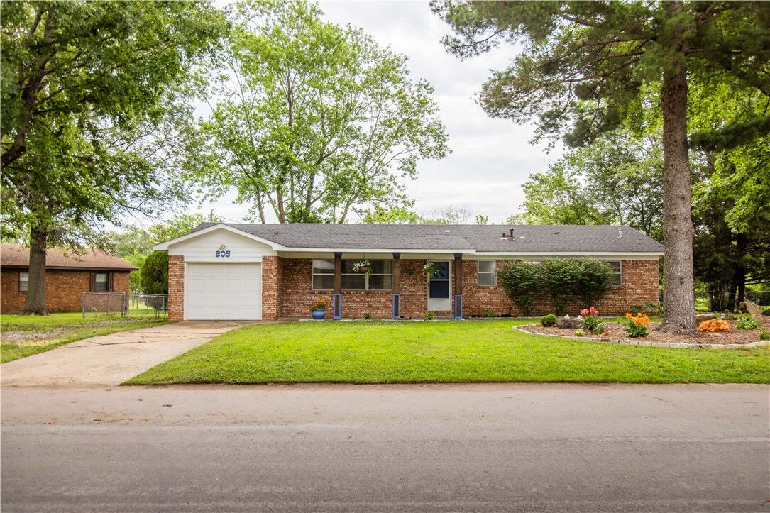 Property Photo: 805 S Oak Hill Street AR 72761