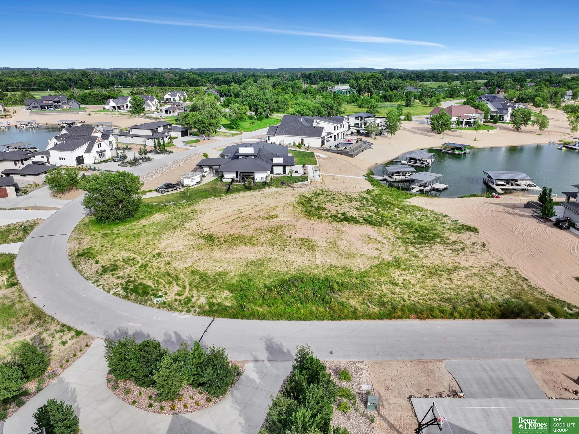 Property Photo: 627 Kingfisher Circle NE 68003