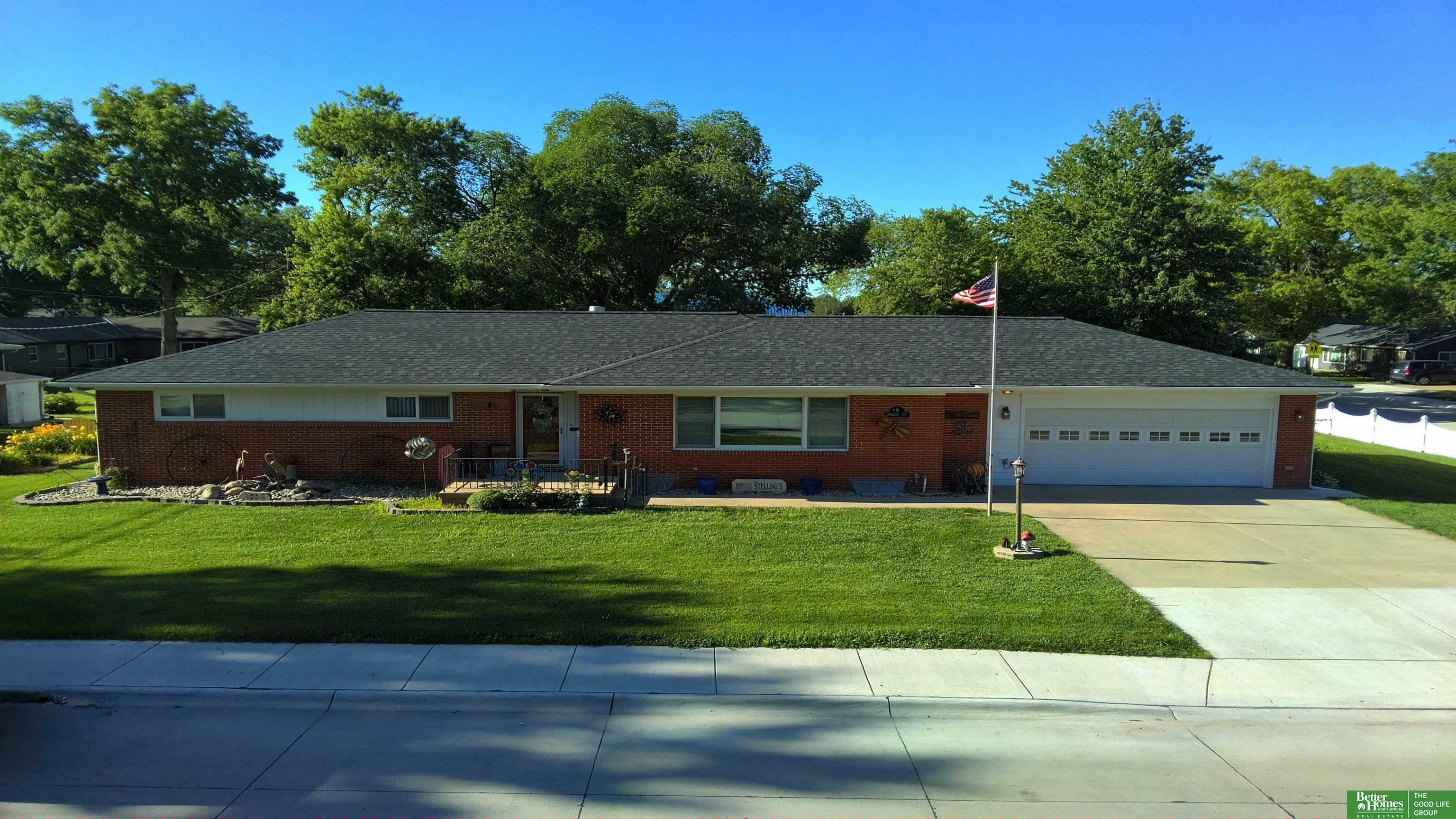 Property Photo:  8 Arbor Court  NE 68467 