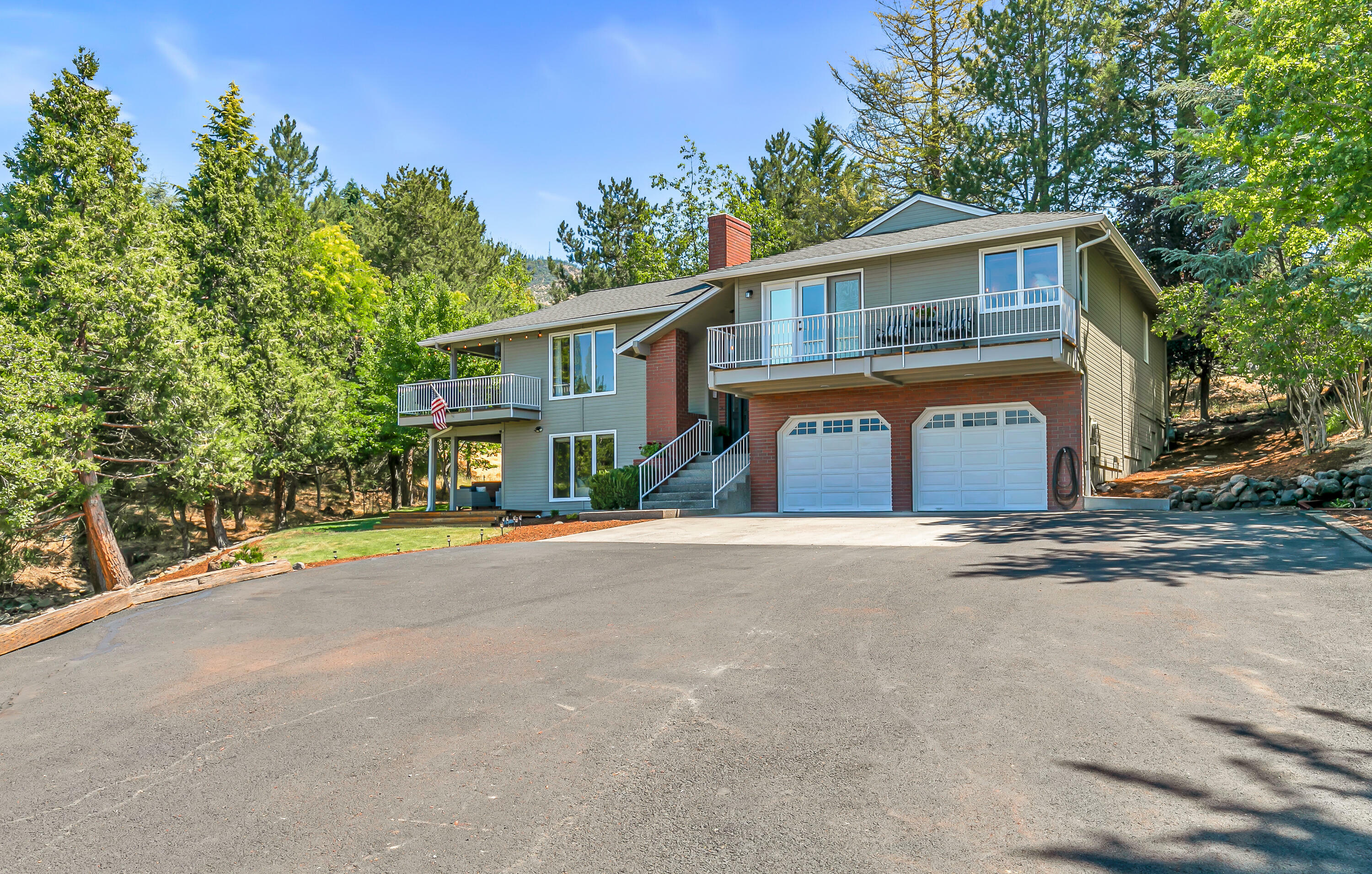 Property Photo: 1441 Highcrest Drive OR 97504