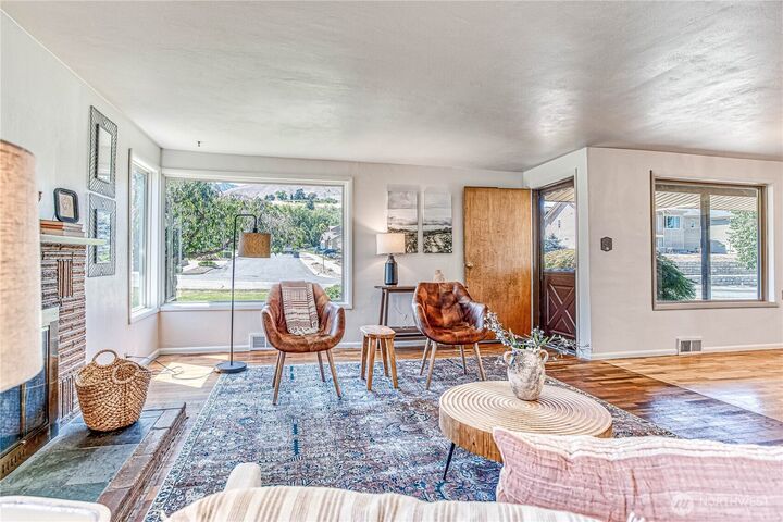 Property Photo: 919 Woodward Drive WA 98801