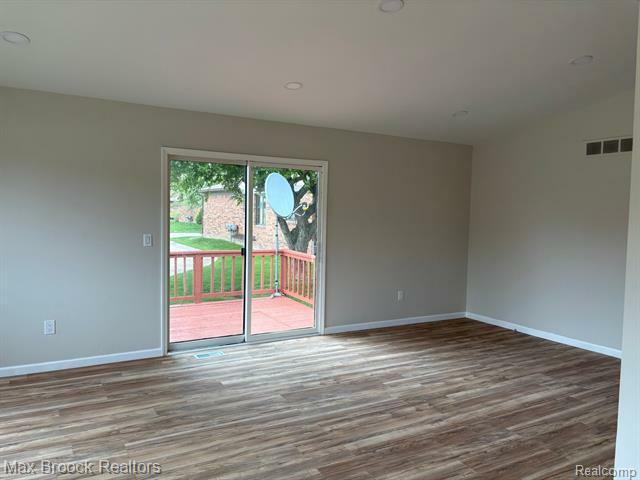 Property Photo:  29638 E Sycamore Drive N 40  MI 48092 