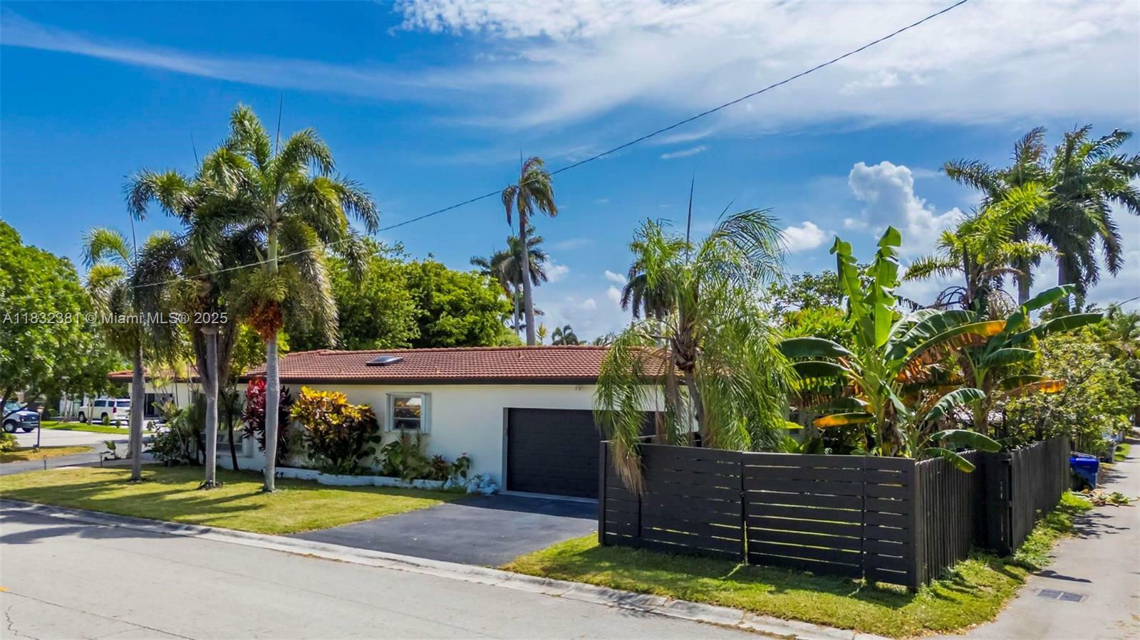 Property Photo:  1201 Buchanan St  FL 33019 