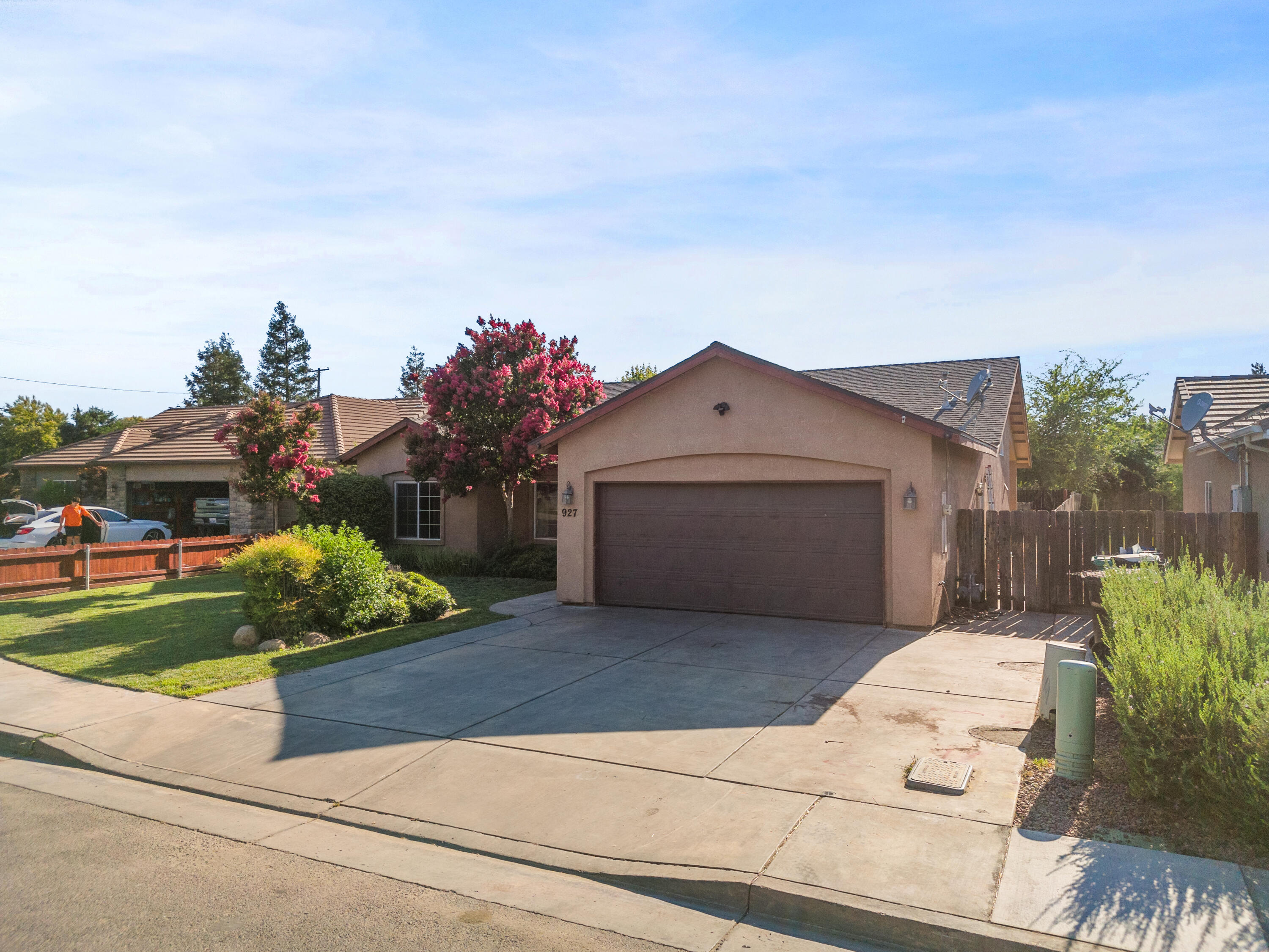 Property Photo: 927 Shadowood Place CA 93257