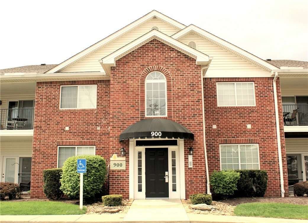 Property Photo:  900 Hidden Ridge Ct 202  PA 15129 