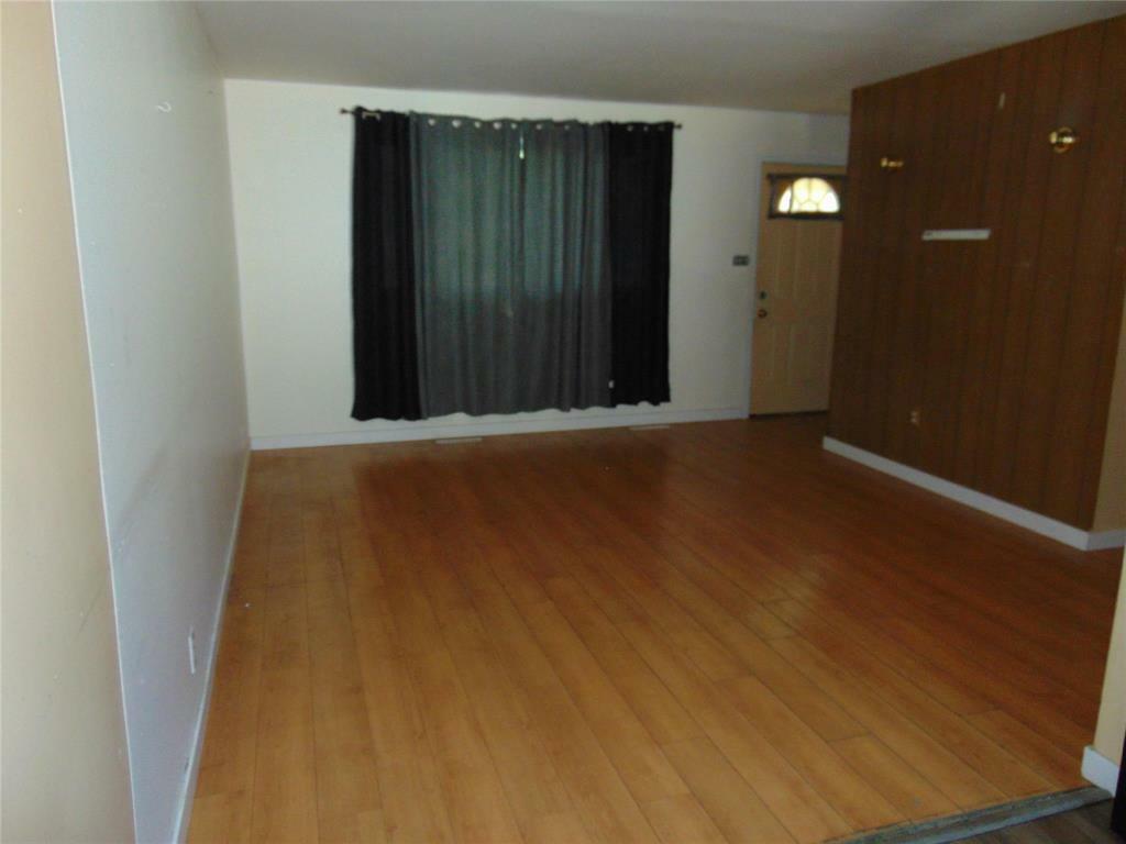 Property Photo:  487 Kent Road  MB R2L 1Y1 