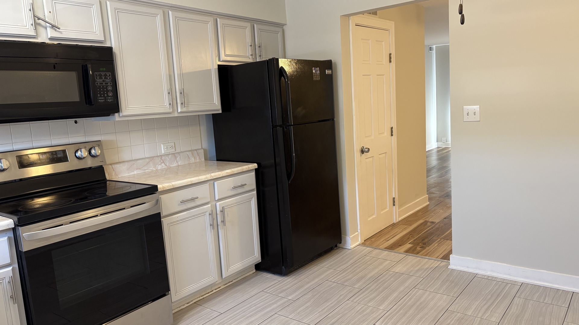 Property Photo: 9439 Bay Colony Drive 3N IL 60016