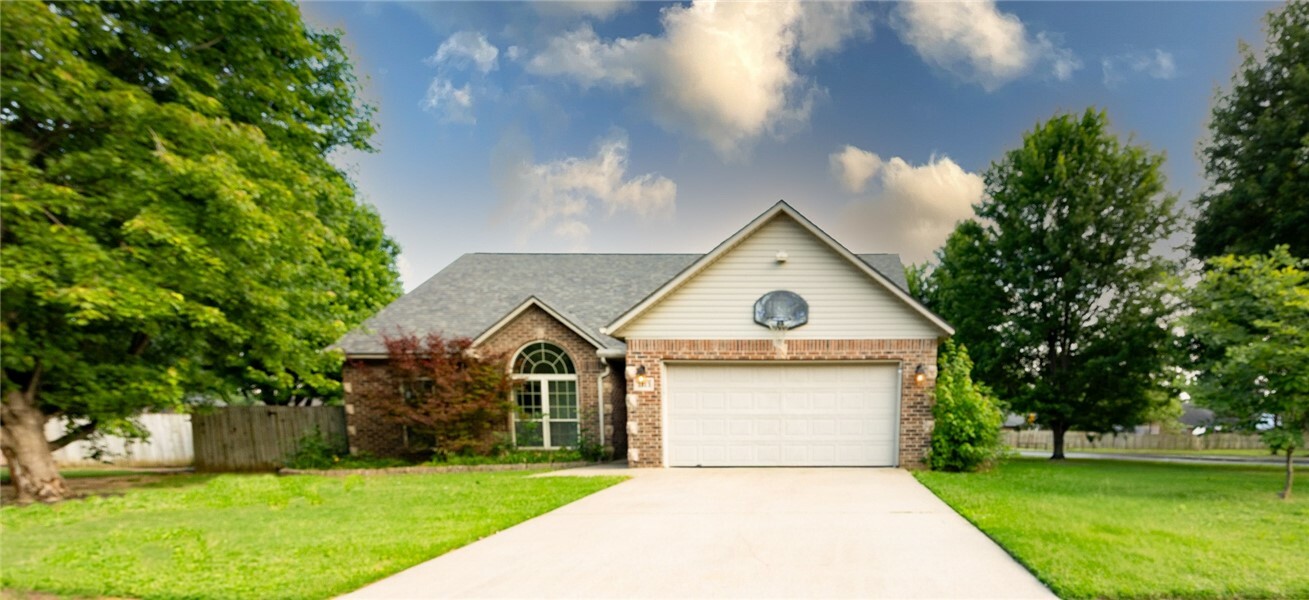 Property Photo:  1813 SW Pine Avenue  AR 72713 