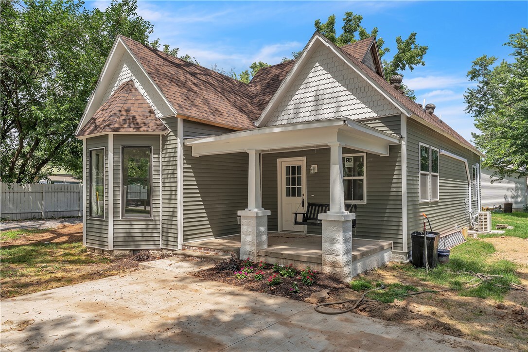 Property Photo: 408 SW 2nd Avenue AR 72736