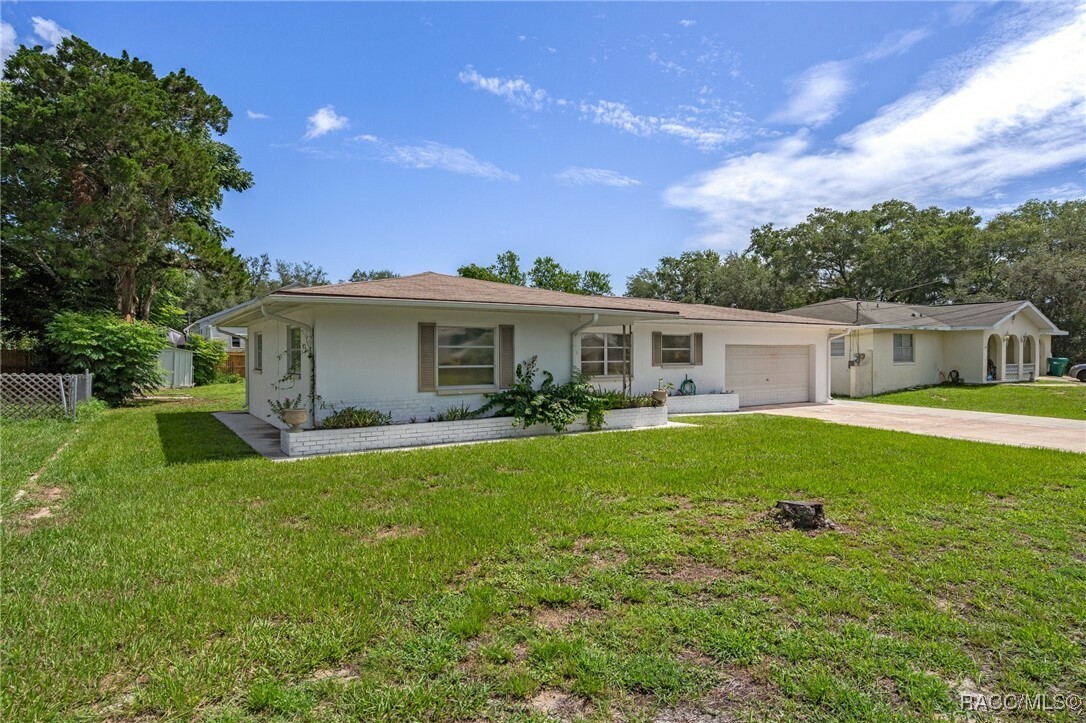 Property Photo: 910 Spruce Street FL 34452