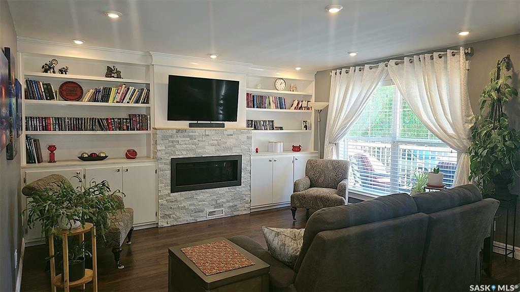 Property Photo:  322 Vanier Crescent  SK S7L 5H8 