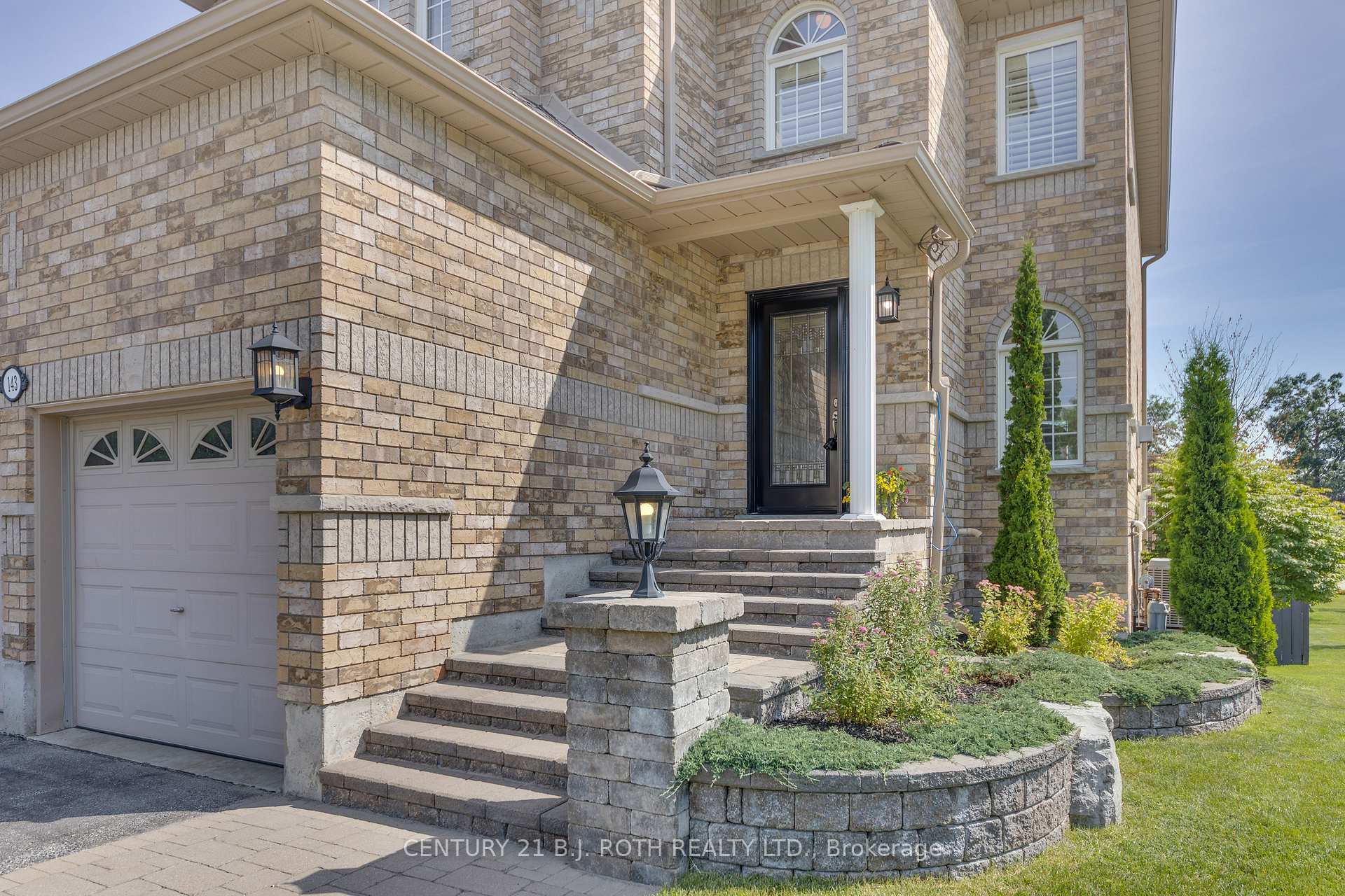 Photo de la propriété: 143 Crompton Drive ON L4M 6N9