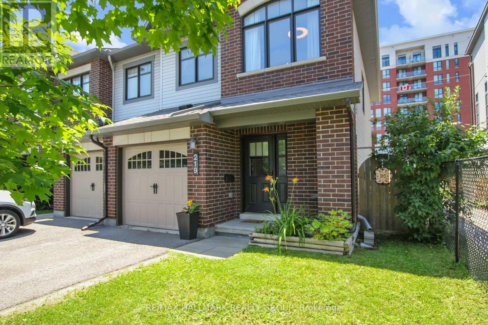 Photo de la propriété:  219 Mancini Way  ON K2J 5X5 