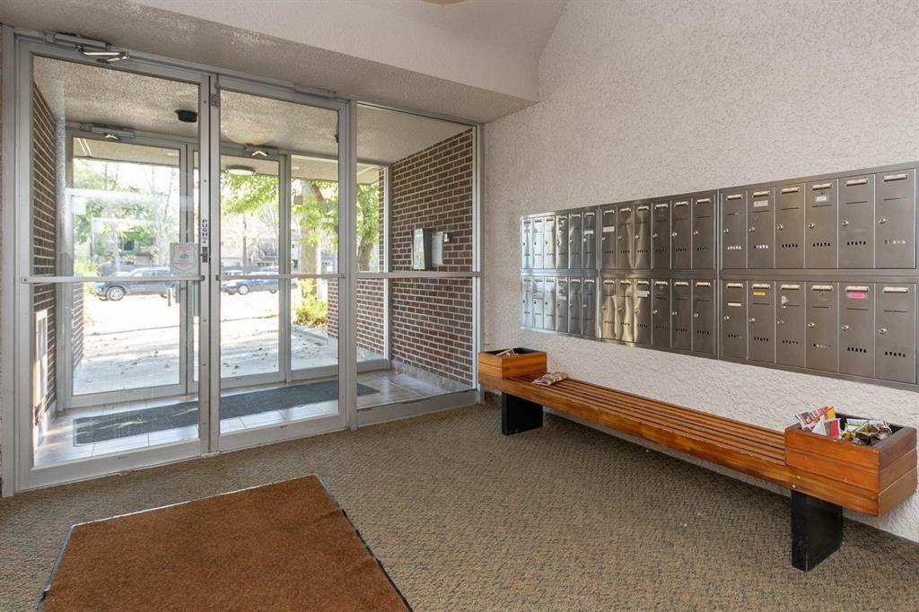 Property Photo:  460 Kenaston Boulevard  MB R3N 1Z1 