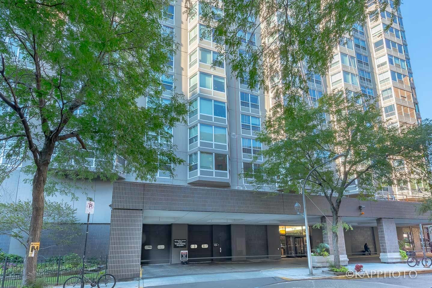 Property Photo: 720 W Gordon Terrace 3N IL 60613